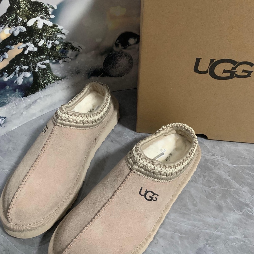 Chic & Cozy UGG Tasman Slippers: Style Meets Comfort - worn once- too small